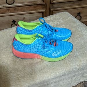 Asics gel Noosa tennis shoes